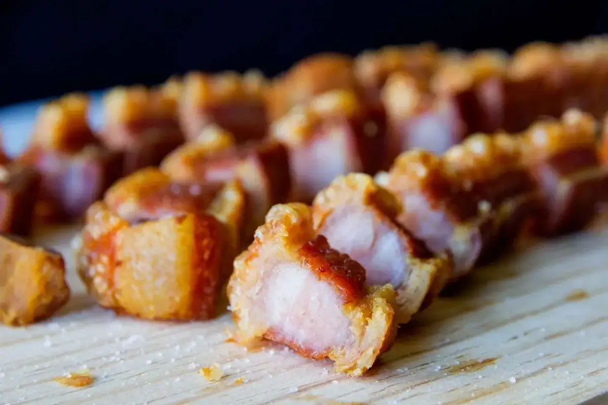 Torreznos crujientes hechos con panceta fresca, listos para disfrutar. &iexcl;Descubre c&oacute;mo hacerlos!