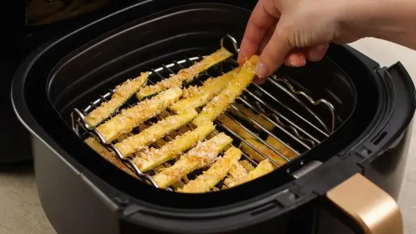Palitos de calabacín empanados listos para cocinar en la freidora de aire.
