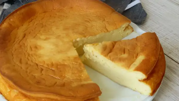 Tarta de queso esponjosa, recién salida del horno. Perfecta para compartir con esta receta casera.