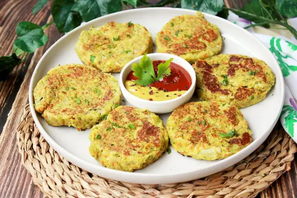 Deliciosas hamburguesas de brócoli, doradas y crujientes, servidas con kétchup y mostaza.