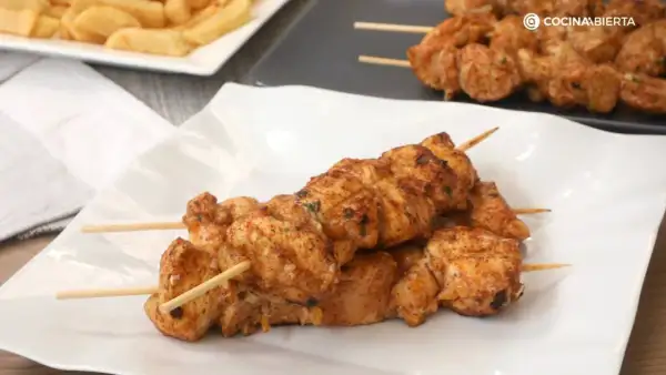 Deliciosos pinchitos de pollo a la parrilla, sazonados y listos para disfrutar.