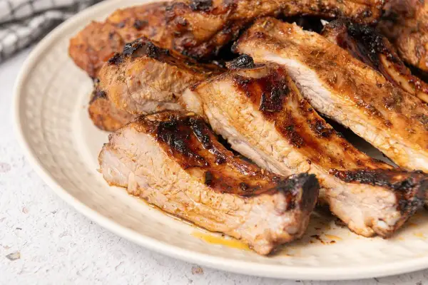 Costillas jugosas y doradas, perfectamente cocinadas en freidora de aire. ¡Un manjar irresistible!