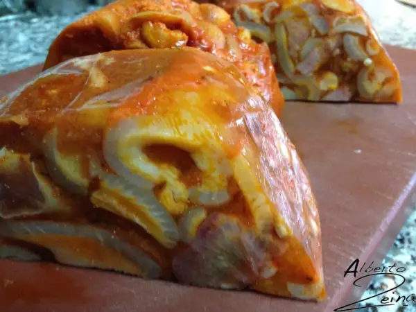 Porciones de callos a la andaluza, con trozos de carne y especias, listas para cocinar.