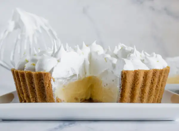 Tarta de limón con merengue, con su cremosa base amarilla y picos blancos esponjosos, lista para ser disfrutada.