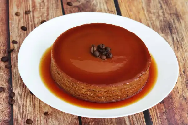 Delicioso flan de café, con su caramelo dorado y granos de café como decoración.