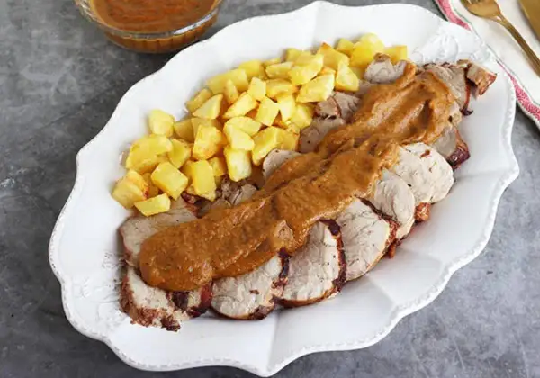 Solomillo a la cerveza jugoso y tierno, servido con patatas fritas crujientes y una rica salsa. ¡Un plato delicioso!