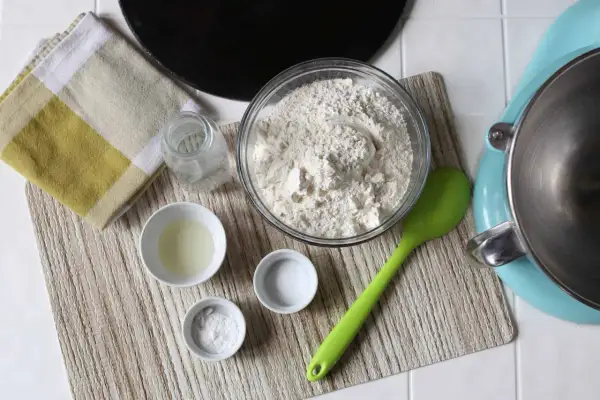 Ingredientes listos para hacer pan sin levadura: harina, agua, sal, bicarbonato y aceite.