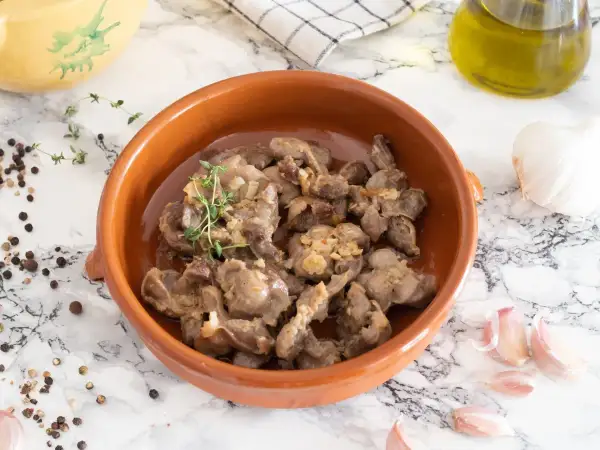 Mollejas de pollo al ajillo en cazuela de barro, con ajo, perejil y pimienta.