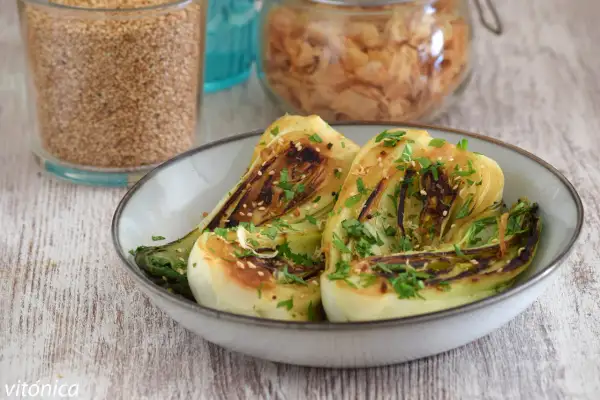 Pak choi asado, salpicado con semillas de sésamo y perejil. Una idea deliciosa para tus pak choi recetas.