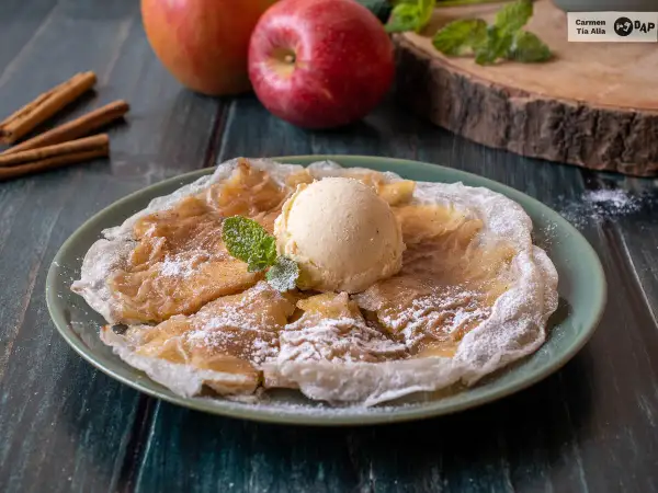 Deliciosas tortitas de arroz con manzana y canela, coronadas con helado de vainilla y espolvoreadas con azúcar glas.