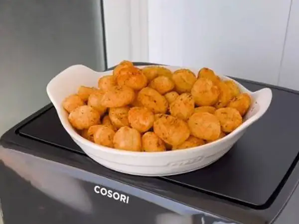 Ñoquis dorados y crujientes, recién salidos de la freidora de aire. ¡Una delicia fácil y rápida!