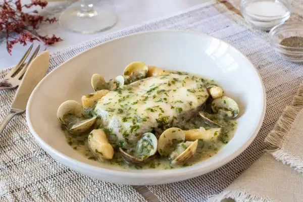 Merluza en salsa verde con almejas, una de las mejores recetas merluza congelada.