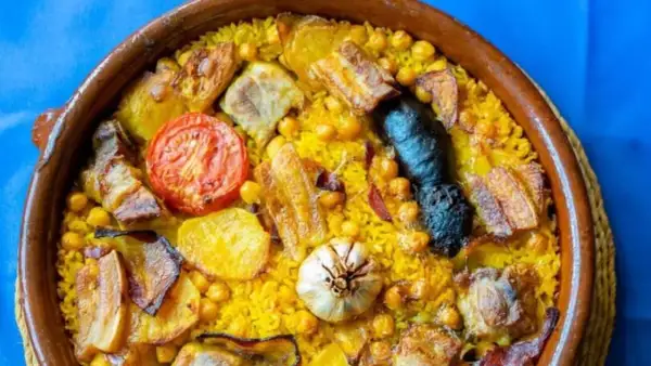 Arroz al horno en cazuela de barro, con garbanzos, patatas, tomate, ajo, morcilla y trozos de carne. ¡Un plato contundente y delicioso!