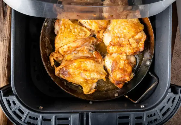 Pechuga de pollo dorada y jugosa en la freidora de aire, lista para disfrutar.